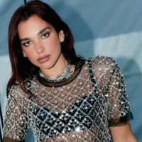 Dua Lipa ia 'therr' për Ibiza