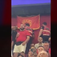 Ja momenti kur policia e Shqipërisë e largon flamurin e UÇK-së në stadiumin 'Air Albania'