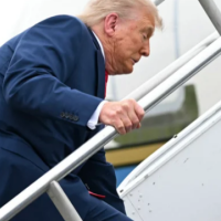 Publikohet momenti kur Trump gati rrëzohet në shkallët e Air Force One