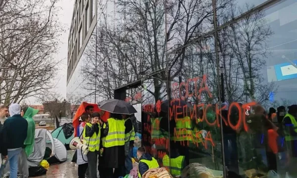 Studentët në Serbi mbajnë të bllokuara hyrjet e dy televizioneve