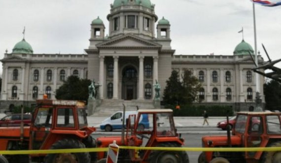 Vuçiç angazhon traktorë, që të mbrojë Presidencën nga protestuesit