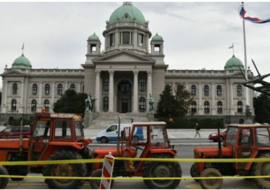 Vuçiç angazhon traktorë, që të mbrojë Presidencën nga protestuesit