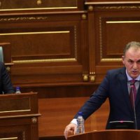 Izmaku: Fatmir Limaj në krye të Kuvendit