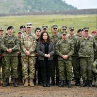 Vjosa Osmani iu shkon për vizitë ushtarëve të FSK’së dhe atyre amerikanë